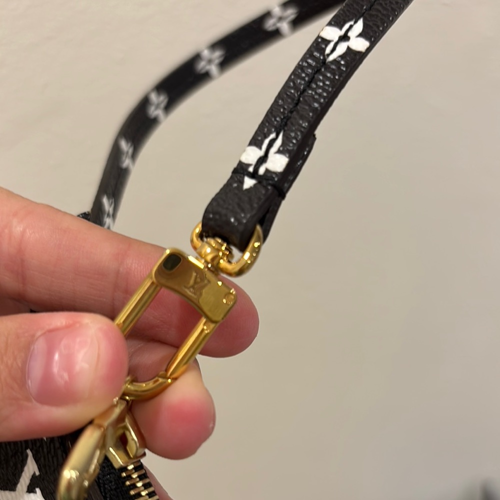 Louis Vuitton Limited Edition Monogram Black Neverfull Pouch - Picture 3 of 9